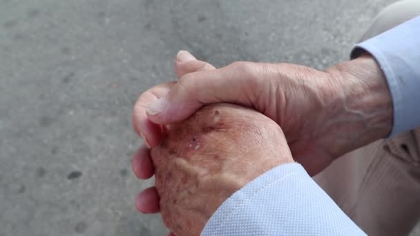 Nahaufnahme Der Hände Eines Älteren Mannes Mit Einem Stock — Stockvideo