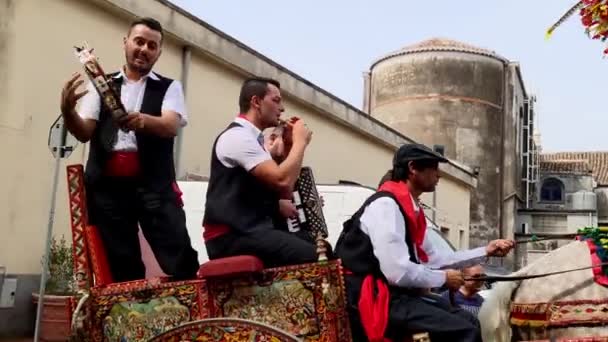 2019 ヴィアグランデ シチリア イタリア ブドウの収穫祭 有名なシチリアのカート カレットシチリアーノ 乗客は異なる楽器で歌い 演奏する — ストック動画