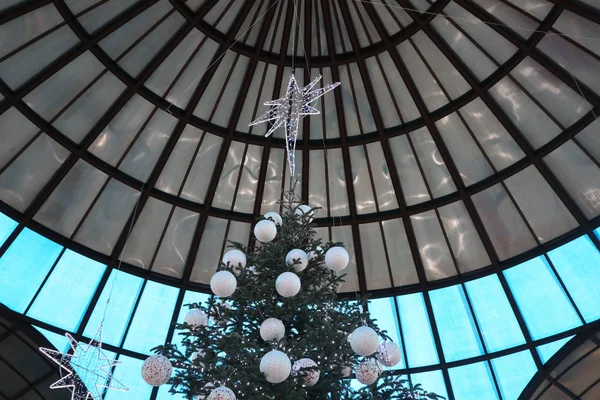 Árvore de Natal com decorações em um supermercado — Fotografia de Stock