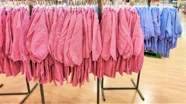 Okul üniforması departmanda satılık.