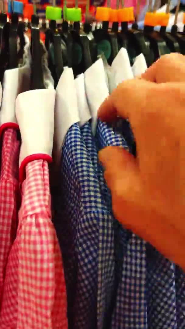 Skoluniform Till Salu Varuhusetbarnens Skolkläder Butikenskolkläder För Pojke Och Flicka — Stockvideo