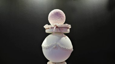 Beyaz düğün pastası. Büyük düğün pastası. Dekor trendleri. Düğün töreni. Siyah arkaplanda.