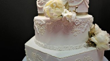 Çiçekli beyaz düğün pastası, güller