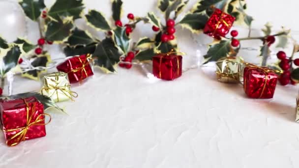 Tvorba Vánoční Věnec Dekorace Twigs Cesmíny Dárky Pozadí Blikající Světla — Stock video