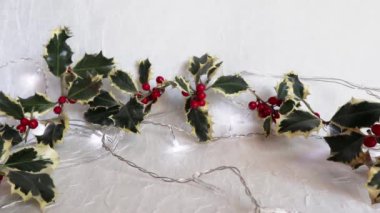 Noel çelengi süslemeleri, kutsal dallar ve yanıp sönen ışıkların arkasında hediyeler yaratmak. Sembolik bir görüntü. Noel arkaplanı. Boşluğu kopyala.
