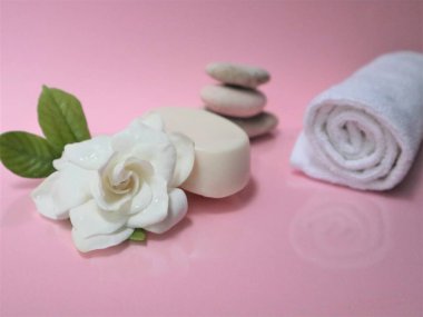 Pembe arka planda beyaz gardenya çiçeğiyle spa ve spa arkaplan kompozisyonu