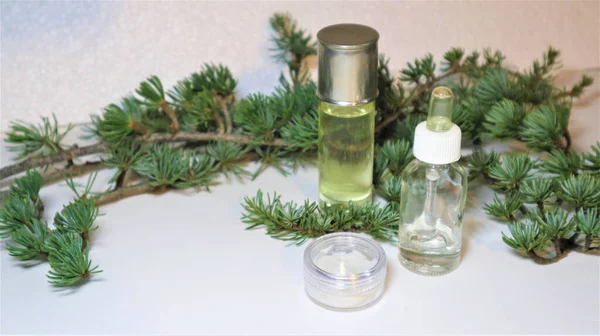 Een Fles Spar Etherische Olie Dropper Fles Etherische Olie Met — Stockfoto