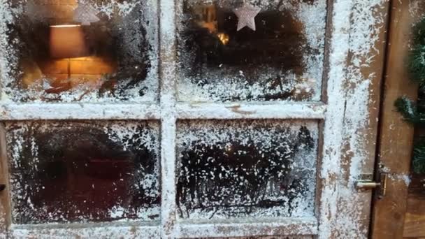 クリスマスの構図 木造の家の氷の窓から見えるクリスマス暖炉 — ストック動画