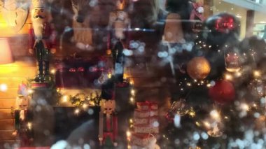 Noel kompozisyonu. Ahşap bir evin buzlu pencerelerinden görünen Noel şöminesi.