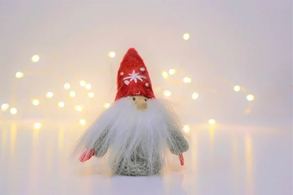 Cartão Natal Gnome Duende Natal Usando Grande Chapéu Vermelho Fundo — Fotografia de Stock
