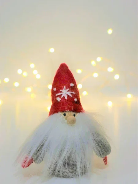 Cartão Natal Gnome Duende Natal Usando Grande Chapéu Vermelho Fundo — Fotografia de Stock