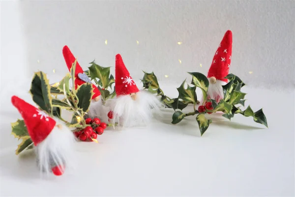 Cartão Natal Gnomos Duende Natal Usando Grande Chapéu Vermelho Fundo — Fotografia de Stock