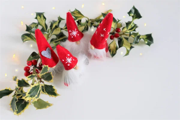 Cartão Natal Gnomos Duende Natal Usando Grande Chapéu Vermelho Fundo — Fotografia de Stock