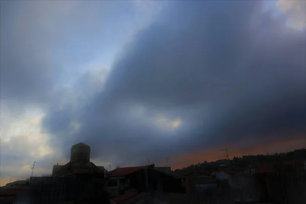 Silhouette Una Torre Della Chiesa Scura Una Collina Contro Nuvole — Foto Stock