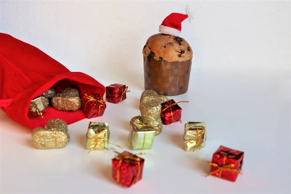 Cartão Natal Doce Natal Italiano Panettone Com Presentes Coloridos Fundo — Fotografia de Stock