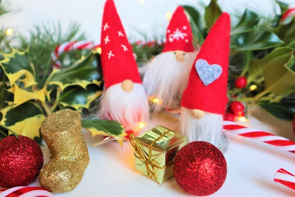 Cartão Natal Gnomos Natal Elfo Usando Grande Chapéu Vermelho Fundo — Fotografia de Stock