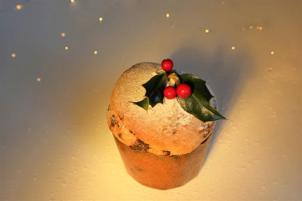 Karácsonyi Üdvözlőlap Olasz Karácsonyi Édes Panettone Holly Bokor Bogyók Fehér — Stock Fotó