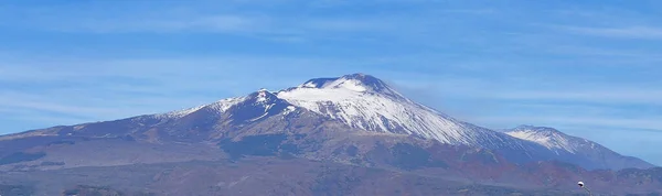 埃特纳火山被雪覆盖着 从远处看 意大利西西里 — 图库照片