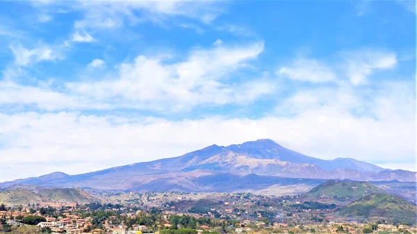 Mart 2019 Etna Volkanı Bulutlu Bir Gökyüzüne Karşı Güneşli Bir — Stok fotoğraf