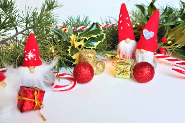 Tarjeta Felicitación Navideña Gnomos Navidad Elfo Con Sombrero Rojo Grande — Foto de Stock