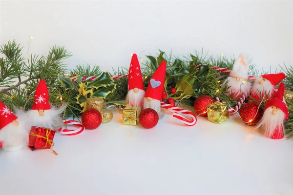 Cartão Natal Gnomos Natal Elfo Usando Grande Chapéu Vermelho Fundo — Fotografia de Stock