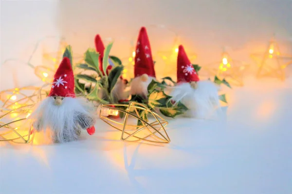 Grande Chapéu Vermelho Fundo Branco Com Arbusto Holly Com Bagas — Fotografia de Stock