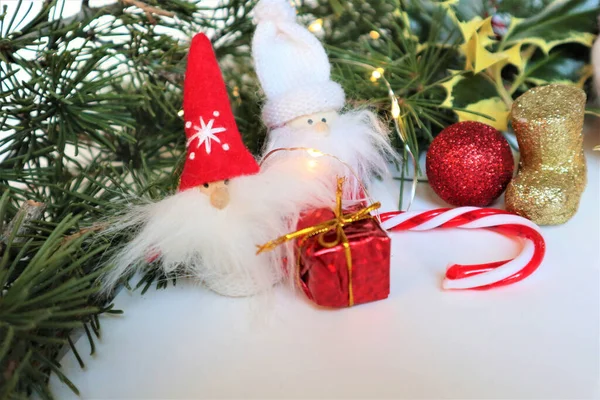 Cartão Natal Gnomos Natal Elfo Usando Grande Chapéu Vermelho Fundo — Fotografia de Stock