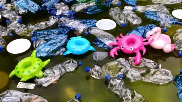 Förorening Miljön Plastflaskor Vatten Och Uppblåsbara Leksaker Uppblåsbara Rosa Flamingos — Stockvideo