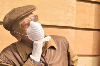 Tıbbi maskeli yaşlı adam ve eldivenli antivirüs kabuğu 1