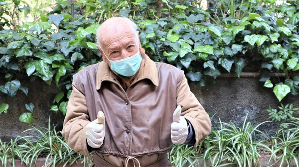 Oude Man Met Medisch Masker Handschoenen Virus Covid — Stockfoto
