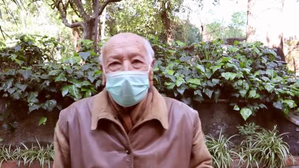 Stařec Lékařské Masce Rukavice Antivirové Covid Senior Muž Ukazuje Vítězství — Stock video