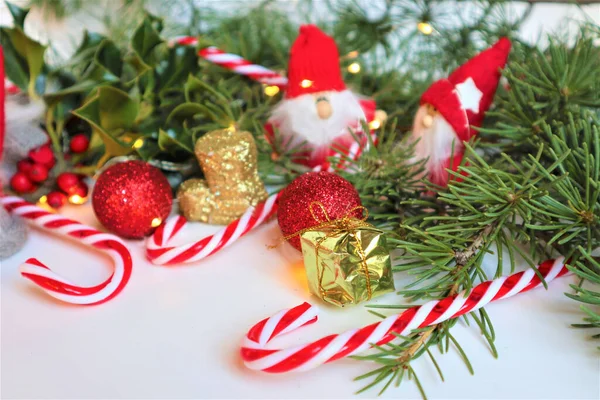 Karácsonyi Üdvözlőlap Karácsonyi Törpék Manó Visel Nagy Piros Kalap Fehér — Stock Fotó