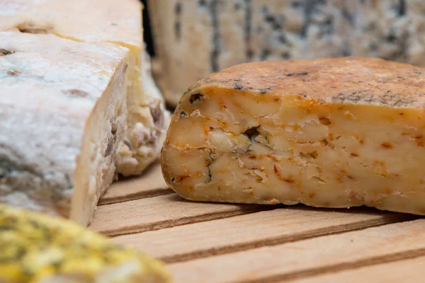 Eine Tafel französischer Käse. — Stockfoto