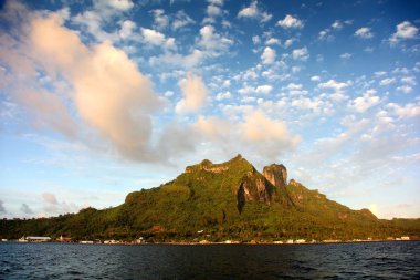 Mount Otemnaufrom günbatımı, Bora Bora, Fransız Polinezyası denizde görünümünü.