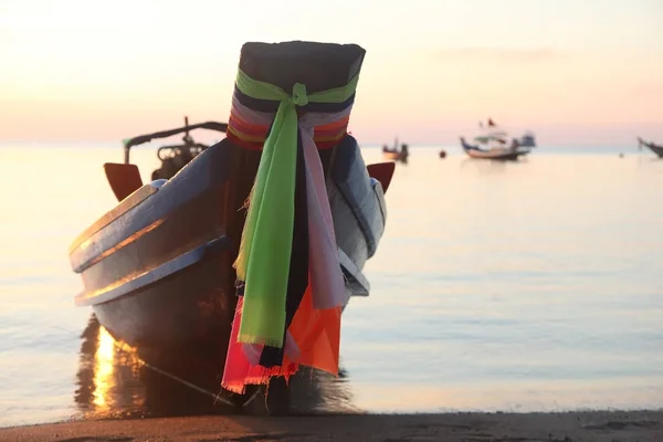Thaise Traditionele Vissersboot Afgemeerd Aan Rand Van Wateren Bij Zonsondergang — Stockfoto
