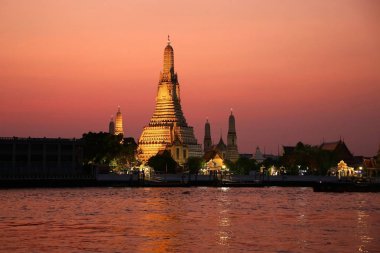 Şafak Tapınağı veya Wat Arun günbatımı, Bangkok, Tayland, Thailand, Chao Phrya Nehri üzerinde. 