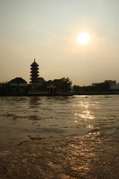 Silhouette Tradizionale Edificio Pagoda Contro Tramonto Arancione Sul Fiume Chao — Foto Stock