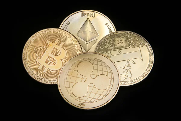 Litecoin Ripple Ethereum Bitcoin Goldmünzen Die Kryptowährungen Vor Schwarzem Hintergrund — Stockfoto