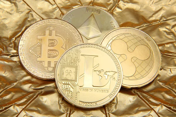 Litecoin Onda Ethereum Bitcoin Monedas Oro Que Representan Cryptocurrenies Sobre — Foto de Stock