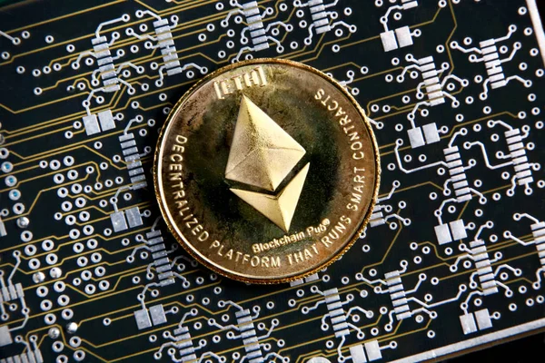 Cryptocurrencies, bilgisayar devre çerçevede bir temsil eden Ethereum Eth altın sikke.