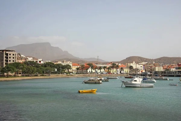 Liman ile balıkçı tekneleri ve su ön Mindelo Sao Vicente Island, Cape Verde Adaları.