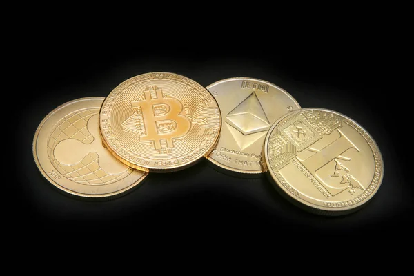 Litecoin, Onda, Ethereum & Bitcoin monedas de oro que representan criptomonedas sobre un fondo negro . — Foto de Stock