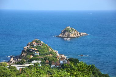 Güzel ada ve peyzaj Shark Island, Koh Tao, Tayland doğru seyir Sahili boyunca.