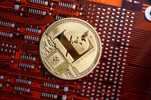 Moneda de oro Litecoin en un circuito flexible de ordenador naranja o rojo y negro . — Foto de Stock