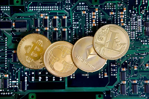 Litecoin, Onda, Ethereum & Bitcoin monedas de oro que representan criptomonedas contra una placa de circuito informático . — Foto de Stock