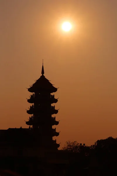 Silhouette of a traditional pagoda building against an orange sunset, Bangkok, Thailand. — Stock Photo, Image