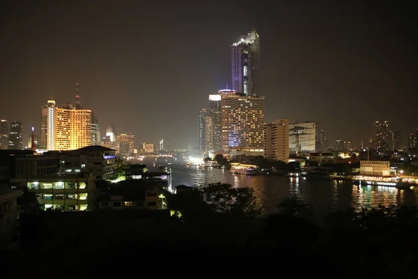 Gece Chao Phraya Nehri ile ışıklı ısıtmak, Bangkok, Tayland, Thailand şehrin manzarası. — Stok fotoğraf