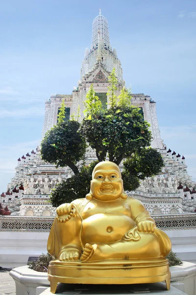 Buda de oro frente a Wat Arun, el hermoso templo budista blanco en Bangkok, Tailandia . — Foto de Stock