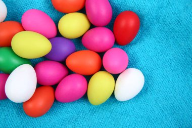 Paskalya yumurtaları bir parlak mavi yün battaniye arka plan çok renkli. 