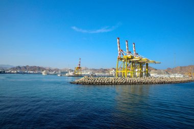 Ticari ticarete atılan Port Sultan Qaboos, Muscat, Umman, Ortadoğu.